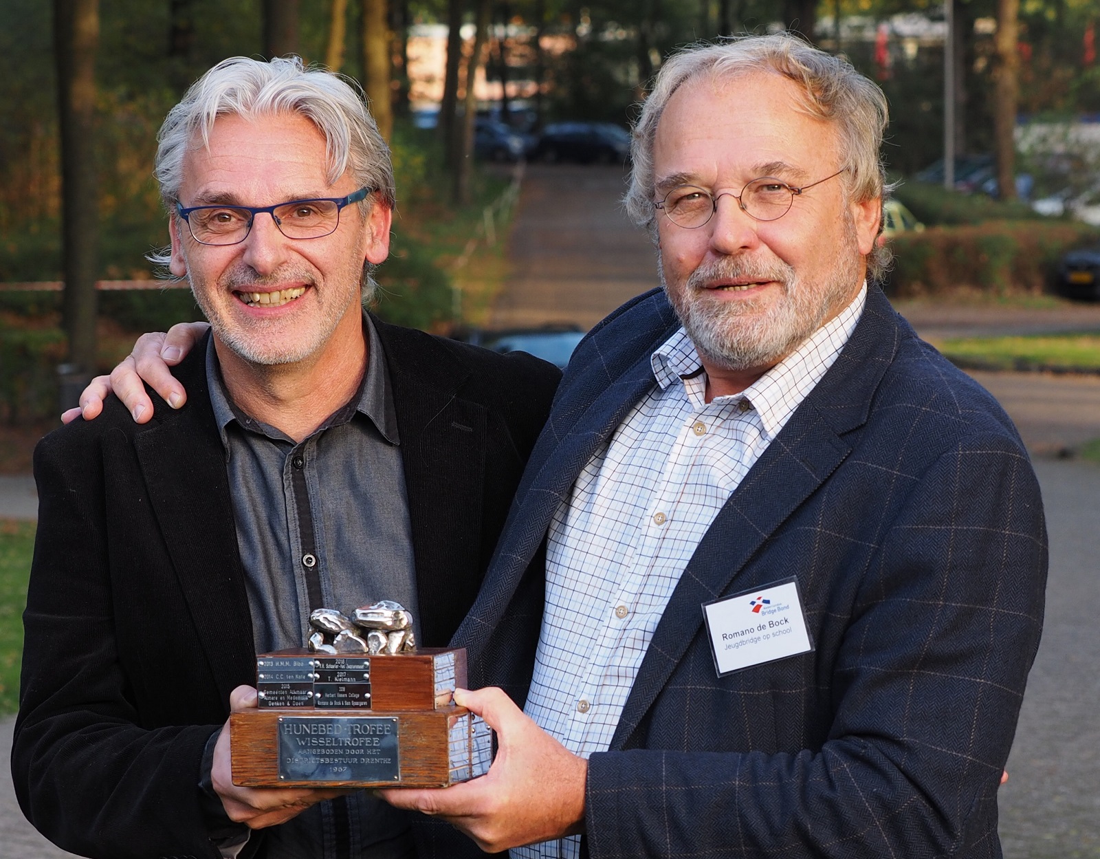 Sam Spaargaren en Romano de Bock ontvangen Hunebed Trofee