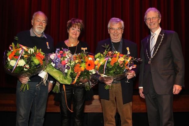 © Henk Drenth  |  V.l.n.r. Albert Wever, Toos Hidding-Smit, Ed Meijer en burgemeester Sipke Swierstra