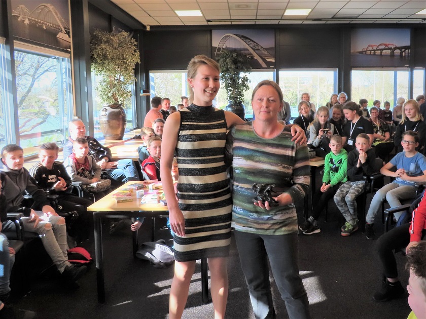 Uitreiking Touwtrekker aan Joan Hinssen door Carla van Rooijen