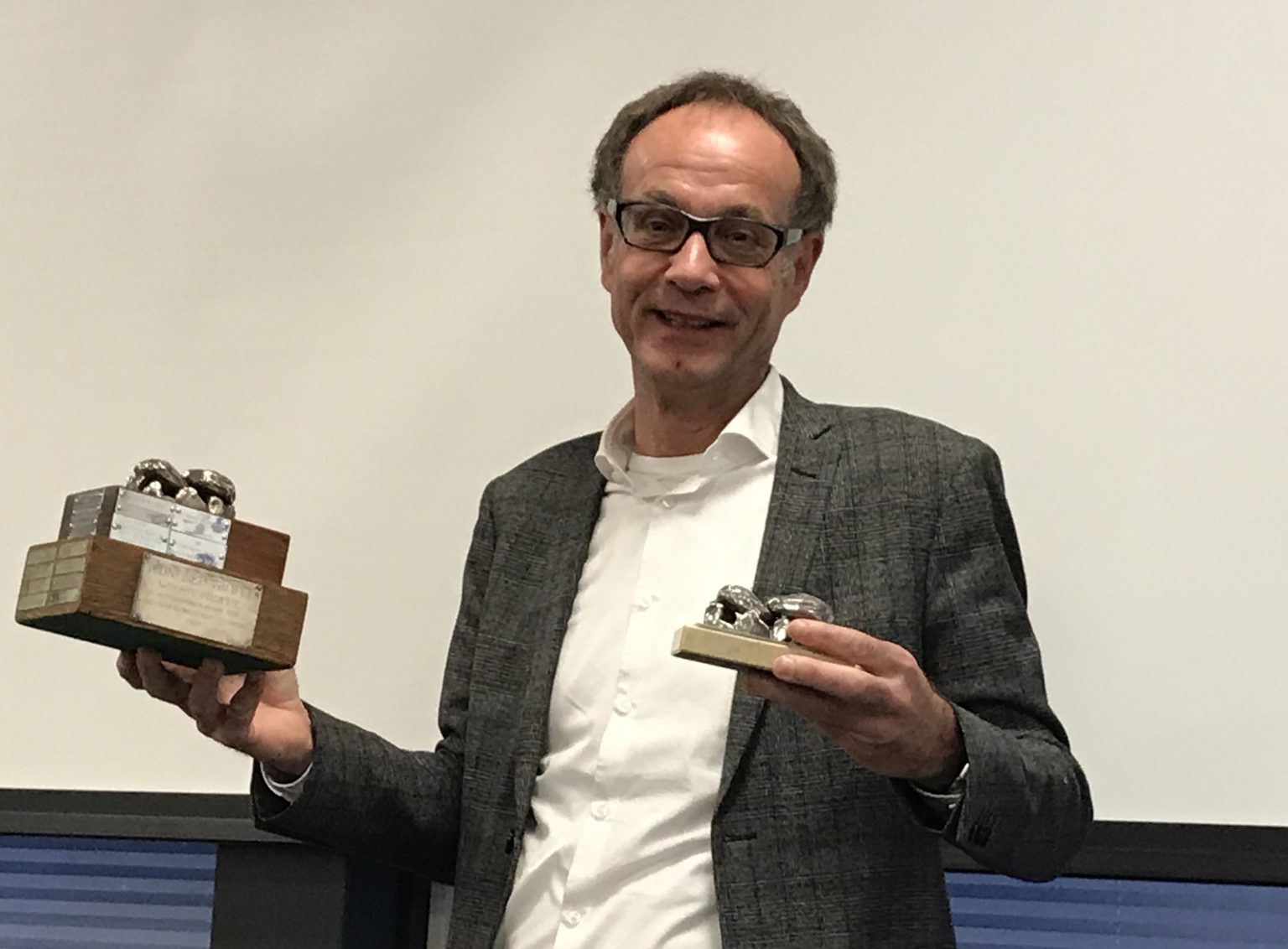 Gijs van der Scheer ontvangt Hunebed