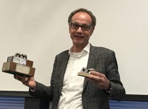 Gijs van der Scheer ontvangt Hunebed